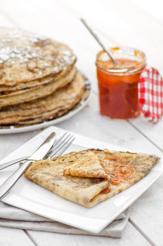 pile de cr&ecirc;pes et assiette de pr&eacute;sentation 1