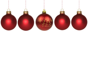 rote Weihnachtskugeln auf weiß isoliert