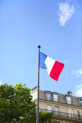 快晴青空　フランス国旗とパリの街並