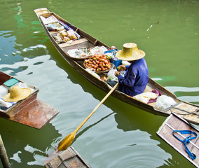 Fototapeta na wymiar Lifestyle at Damnoen Saduak Floating market in Thailand