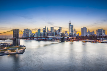 Fototapeta premium Brooklyn Bridge w Nowym Jorku oglądany z góry East River
