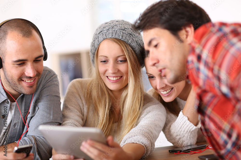 Aufkleber group of teens using digital technologies