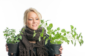 Kranke Frau mit Heilpflanzen