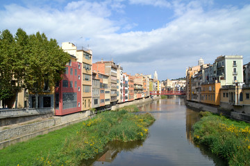 Fototapeta na wymiar Vista de la ciudad de Girona desde uno de los puentes