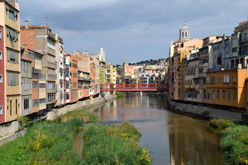 Fototapeta premium Vista de la ciudad de Girona desde uno de los puentes