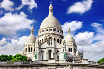 Fototapeta na wymiar Katedra Sacre Coeur na Montmartre w Paryżu