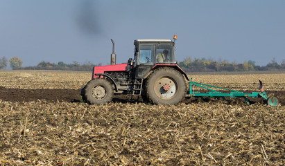 Obraz premium Tractor plowing on field