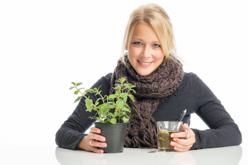 Blonde Frau mit Pfefferminze und Tee