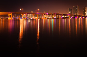Fototapeta premium MacArthur Causeway Bridge at night