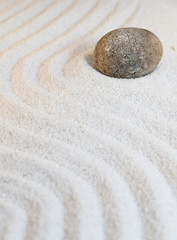 Fototapeta na wymiar kamień naturalny w piasku