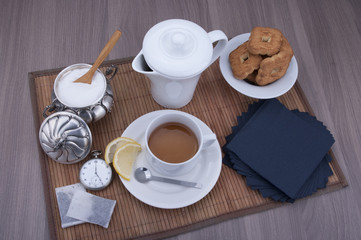 tè caldo con pasticcini