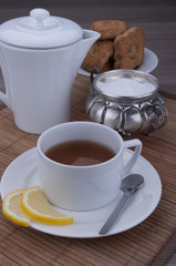 tè caldo con pasticcini
