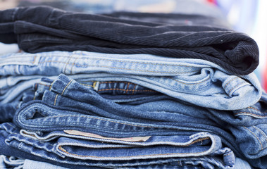 paire de jeans empilés