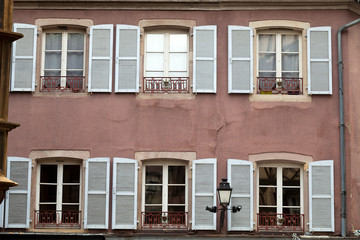 Fototapeta na wymiar the facade with white window shutters
