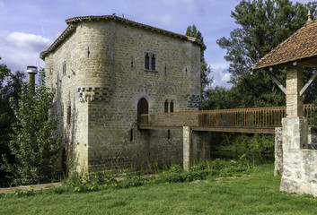 Fototapeta na wymiar Moulin à eau fortifié de Bagas en Gironde