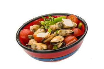 Salad with mussels and tomato