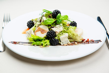 Wild blackberry and fresh goat cheese salad