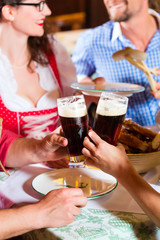 Leute in Tracht essen in Restaurant