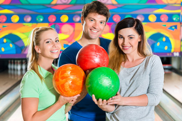 Junge Leute spielen Bowling auf Bowlingbahn