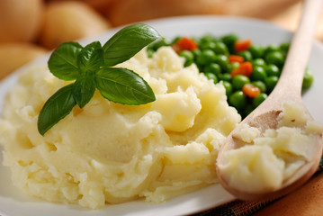 purè di patate con contorno di piselli