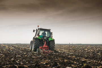 Obraz premium Tractor plowing field
