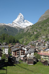Obraz premium Matterhorn above village of Zermatt in Swiss Alps