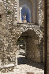 Fototapeta na wymiar łukowate przejście kamień w Labro, Rieti