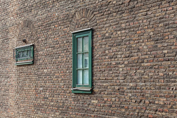 Fototapeta na wymiar Okno na ścianie zabytkowego budynku