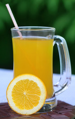 Orange juice with sliced orange