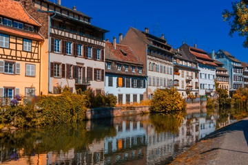 Fototapeta na wymiar Słoneczny jesienny dzień w Strasburgu