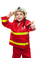 Kind als Feuerwehrmann mit Daumen nach oben