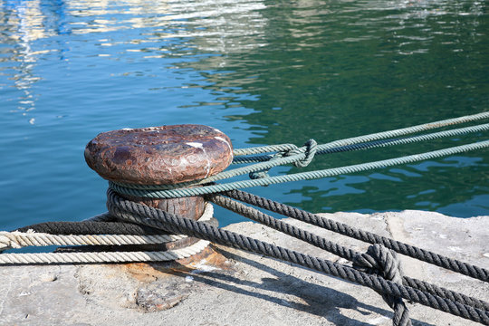 amarras cuerdas atadas en el puerto 3380f