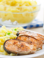 Mashed potatoes with fried salmon