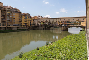 Ponte Vecchio, Left