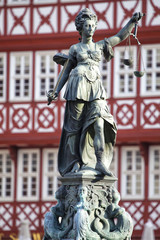 Statue der Justitia am dem Römerplatz in Frankfurt am Main, Deu