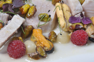 Fototapeta na wymiar mixed salad with mussels and red fruits