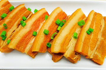 沖縄伝統料理の三枚肉の煮つけ