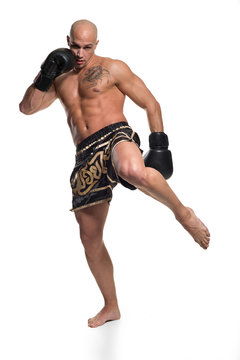 junger Thaiboxer Tritt, kickboxen