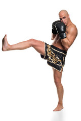 sportlicher Kämpfer beim Kickboxen