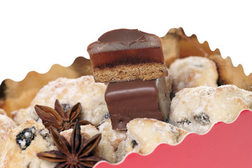 Dominosteine mit Sternanis und Weihnachtsgebäck