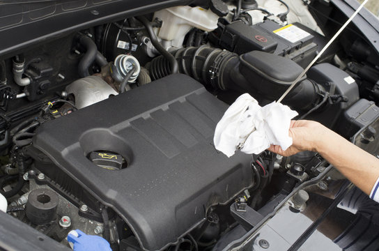 V&eacute;rification niveau d'huile moteur