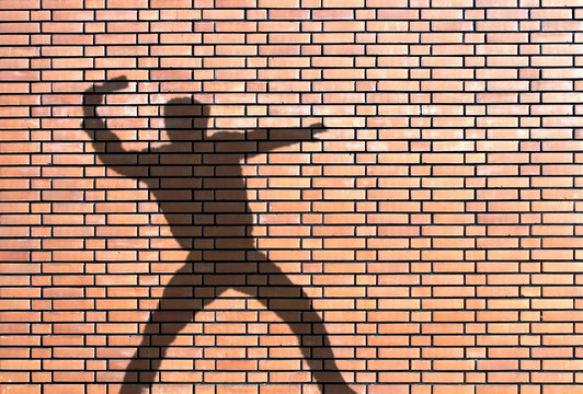 ombre de manifestant casseur