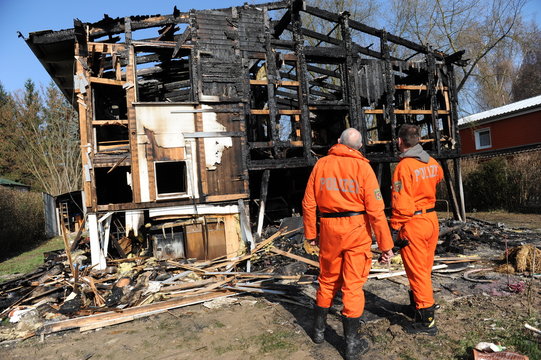 Polizei untersucht abgebranntes Haus