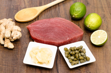 Roher Thunfisch mit Zutaten
