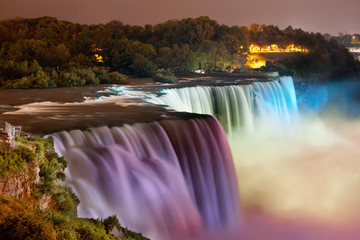 Die Niagarafälle werden nachts von bunten Lichtern beleuchtet