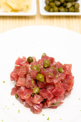 Tatar vom Thunfisch roh im Hochformat