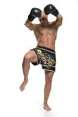 junger Mann beim Thaiboxen