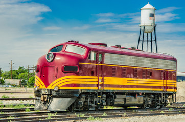 Obraz premium Kolorowa lokomotywa na stacji