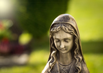 Madonnafigur am Friedhof