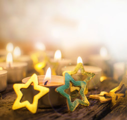 Adventszeit: Goldsternchen und Kerzenlicht